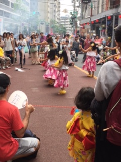 新中野のなべよこ夏祭りで子供たちのフラダンス